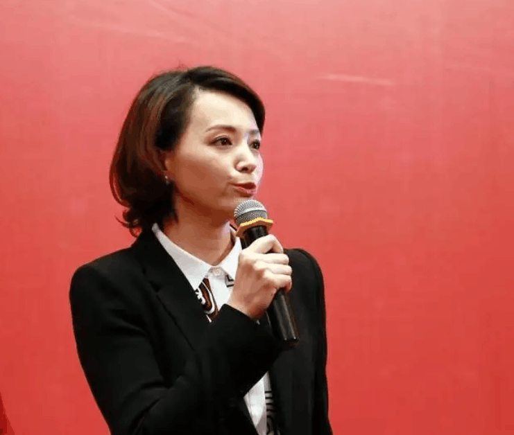 董卿老公密春雷神秘失踪数月后，现重返公司掌权，履行董事长职责