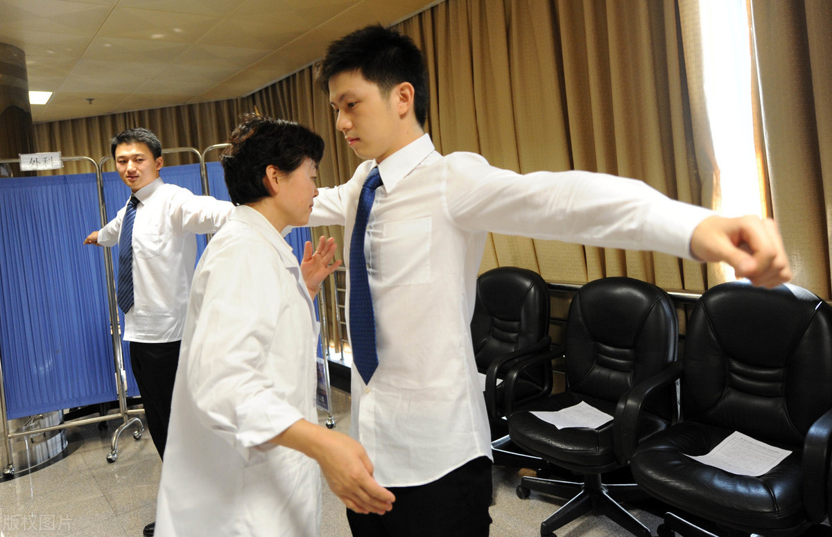 一抬手就闻到腋下狐臭味？4个“根除”狐臭的方法，赶走狐臭