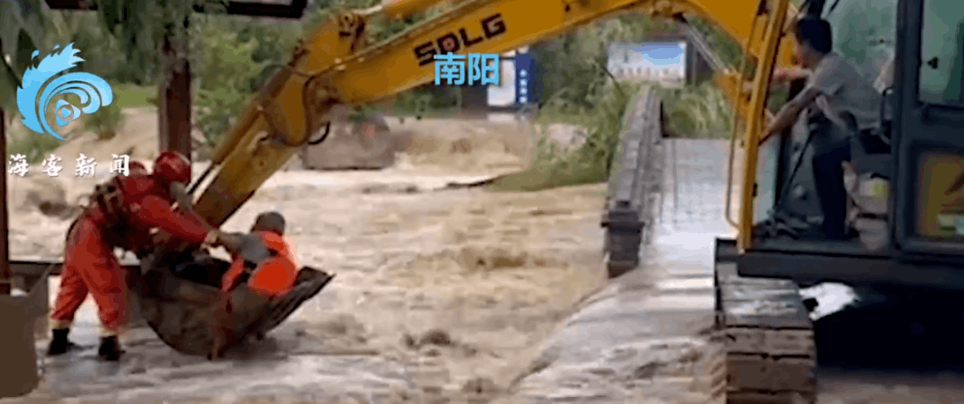 桥梁被冲垮，用挖掘机救人…河南多地遭暴雨袭击，郑州发布暴雨预警！又是台风惹的祸？