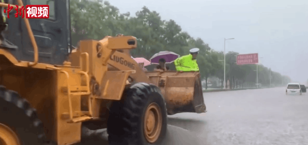 桥梁被冲垮，用挖掘机救人…河南多地遭暴雨袭击，郑州发布暴雨预警！又是台风惹的祸？