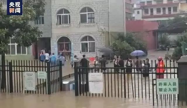 桥梁被冲垮，用挖掘机救人…河南多地遭暴雨袭击，郑州发布暴雨预警！又是台风惹的祸？